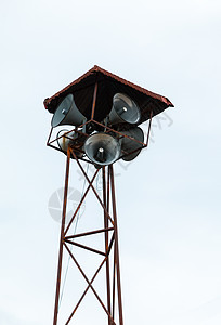在高塔和长距离塔上广播的老式公共扩音器讲话嗓音邮政喇叭公告车站柱子扬声器金属播送图片