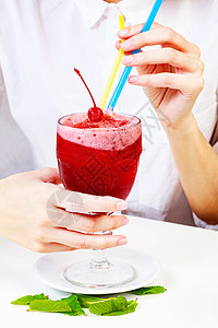 樱桃冰淇淋 在一大杯玻璃杯里 用两个吸管在女人的公顷杯子排毒水果饮食牛奶女士早餐女孩营养女性图片