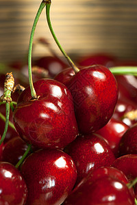 桌上新鲜的多汁樱桃饮食食物健康农业玻璃花园团体维生素果汁宏观图片