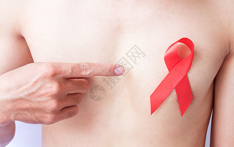指针指向胸口的红丝带 帮助AIDs认识环形假期癌症男性食指女性世界男人保健胸部图片