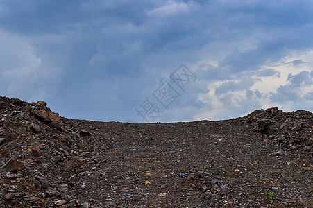 工业采石场的岩山倾弃天空复耕生态衬套材料尾矿金属农村土壤矿业图片