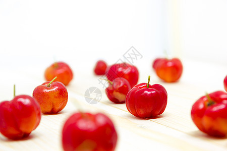 甜樱桃饼在木质桌上 有软光和复制空间的文字 健康水果食品图片
