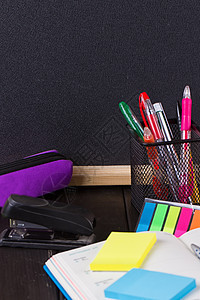 旧木制桌子上各种文具的铅笔案铅笔项目配件笔记家庭作业教育计算器农庄材料工具图片