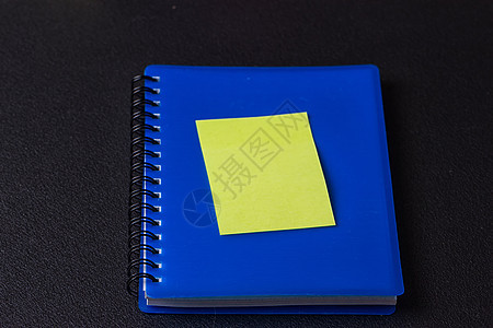 蓝色笔记在贴有标签的螺旋上备忘录工作商业木头床单电脑广告软垫乡村桌子图片