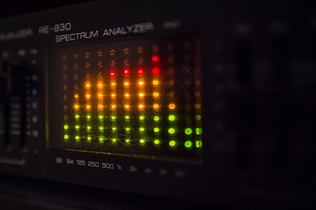 音频系统中的图形等化符矩阵金属灯泡力量技术韵律均衡器工作室频率分贝图片