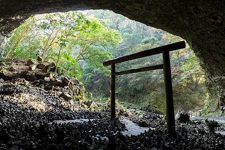 洞穴中的托里旅游神社工作瀑布网关森林植物地标岩石神话图片