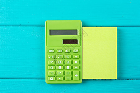 带有纸贴纸的绿色计算器预算笔记本教育配件工具夹子笔记桌子橡皮艺术图片