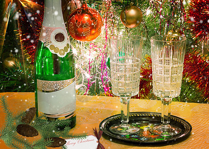 圣诞节节日 酒和眼镜 在圣诞树附近玻璃火灾水晶珠宝礼物桌子红色装潢乐趣花环图片