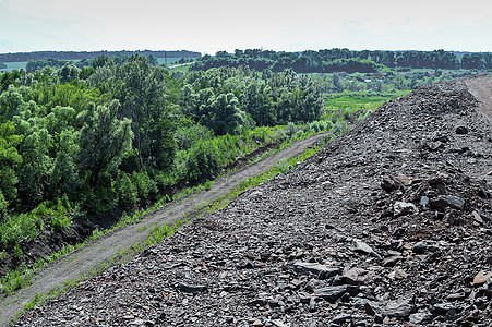 拥有道路和岩石的生产区河道复耕技术衬套石头地面尾矿植被金属地球图片