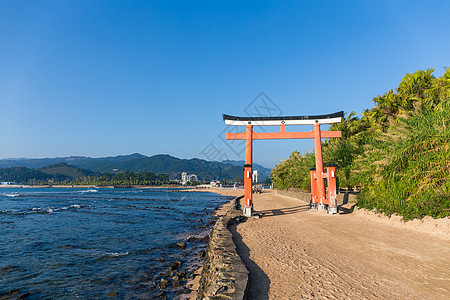 日本青岛圣堂红冬阴影传统海洋天空花园海滩包围宗教灯笼公园图片