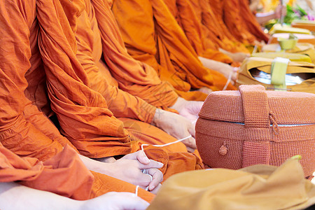 泰国佛教僧侣敬重宗教部位人体手掌男士安排衣服橙色文化成人图片