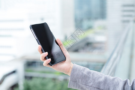 使用智能电话的妇女机动性电脑消息办公室成人技术人士展示商业手指图片