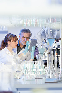 在科学实验室工作的医疗保健研究人员生物化学烧杯项目导师学习医院化学家生物学实验图片