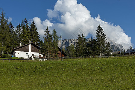 Cortina dAmpezzo 镇的住宅区 有草地和山脉 多洛米蒂 阿尔卑斯山 威尼托 意大利 欧洲高尔夫球高山水饺旅游山峰胜图片