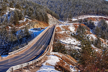 冬季的山桥 有雪和蓝天空基础设施沥青天空风景色彩旅行立交桥农村交通国家图片