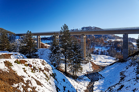 冬季的山桥 有雪和蓝天空交通色彩汽车运输岩石风景旅行农村国家立交桥图片