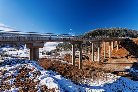 冬季的山桥 有雪和蓝天空立交桥晴天交通路线风景天空速度岩石色彩农村图片