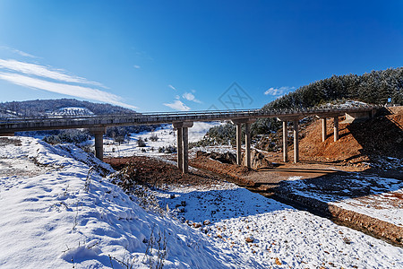 冬季的山桥 有雪和蓝天空旅行立交桥交通晴天基础设施驾驶汽车蓝色国家风景图片