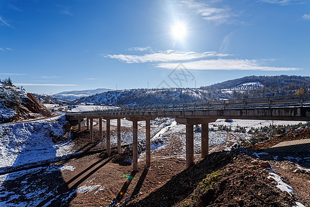冬季的山桥 有雪和蓝天空运输国家路线驾驶交通悬崖农村立交桥基础设施沥青图片