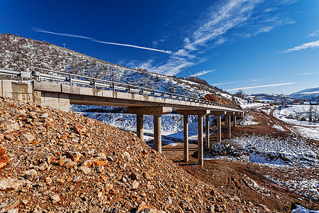 冬季的山桥 有雪和蓝天空沥青天空交通悬崖色彩风景爬坡速度蓝色汽车图片