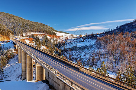 冬季有雪和蓝天空的山桥图片
