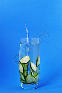 清新和健康地饮用蓝色的玻璃杯中的黄瓜饮食矿物玻璃食物果汁薄荷水果排毒乡村营养图片