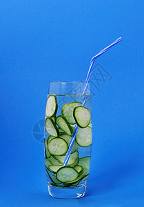 清新和健康地饮用蓝色的玻璃杯中的黄瓜乡村饮食水果矿物玻璃薄荷蔬菜营养食物排毒图片