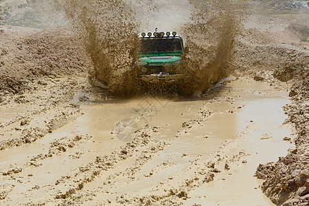 泥土中的陆地车辆图片