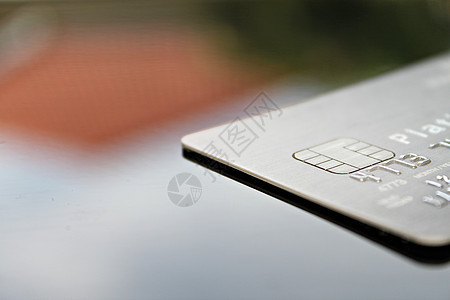 办公桌桌上的信用卡卡片支付生长技术保险订金银行塑料财富协议图片