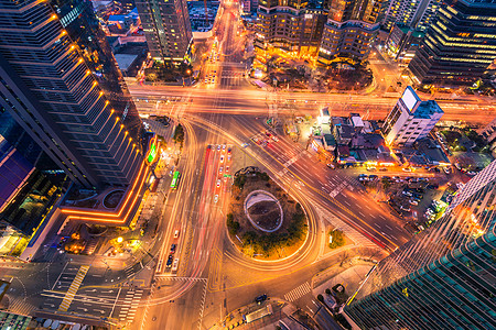 在韩国首尔的一个十字路口 夜间交通速度加快图片