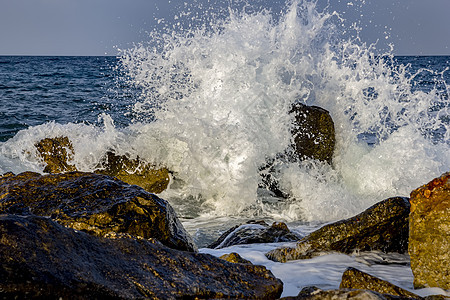 海浪砸碎岩石图片