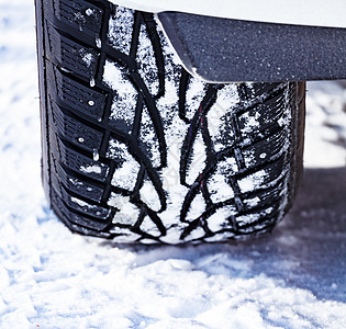 越野汽车在 wi 覆盖着雪的汽车镶嵌轮胎的特写镜头车轮街道冻结速度橡皮技术越野安全车辆季节背景