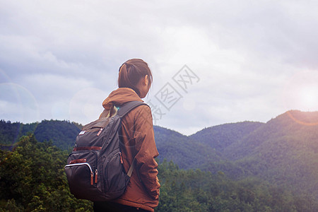 具有旅行性质的妇女远足悬崖假期地平线日落耐力高度背包农村太阳图片