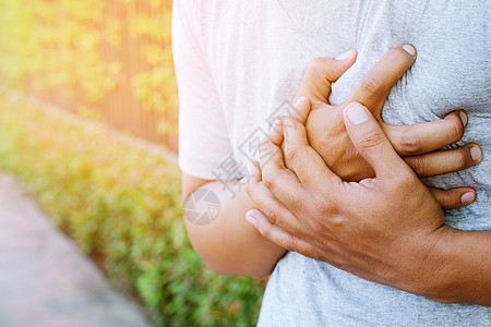 男人有胸痛-户外心脏病发作 或剧烈运动导致身体休克心脏病图片