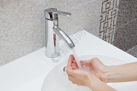 在自来水下用肥皂洗手手掌泡沫气泡护理女士细菌飞溅浴室清洁度女性图片