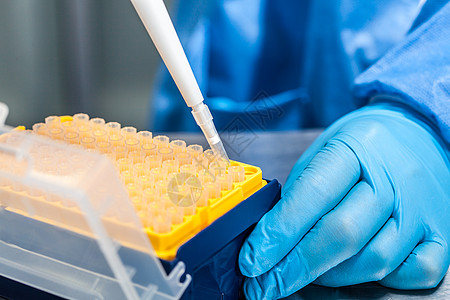 科学家在微排气管上挂有一次性小滴蓝色微生物学细菌学尖端安全生物学微管液体男人实验室图片