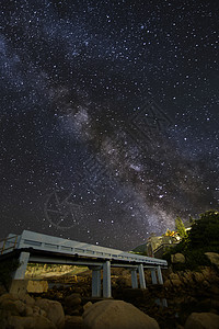 夏夜天空与银河在香港石欧图片