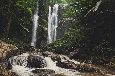 丛林绿林中美丽的瀑布寂寞男性运动摄影田园孤独男人假期场景风光图片