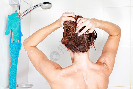 女人在淋浴时洗头发的近镜头女士卫生治疗洗发水浴室成人泡沫女孩皮肤肥皂图片