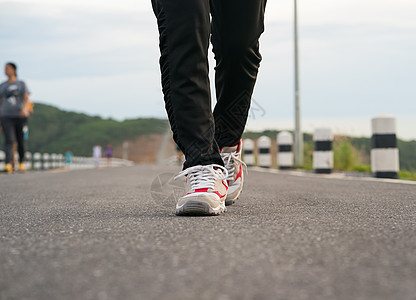 紧贴女鞋走路街道慢跑者公园踪迹人行道女士女性鞋带农村运动图片