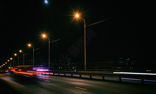 车 路汽车在夜城上行驶背景