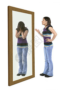 女人在镜子里骂自己图片