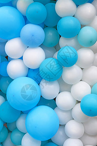 蓝气球和白气球特写的背景背景图片