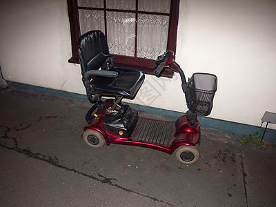 在家庭残疾前停在门外的红色运动摩托车车高清图片