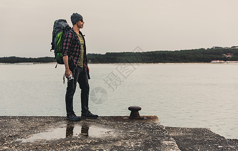 人背包旅行男性自由地平线旅游游客摄影师相机潮人冒险闲暇独自的高清图片素材