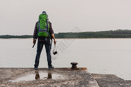 人背包旅行自由相机男性摄影师远足旅游地平线闲暇远足者享受放松高清图片素材