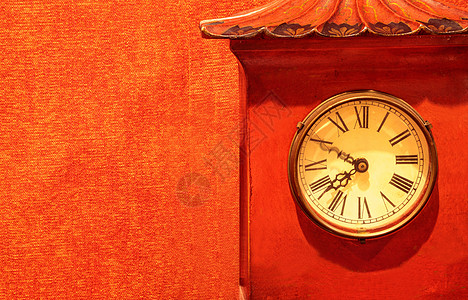红墙纸上的古董红色时钟计时器图片