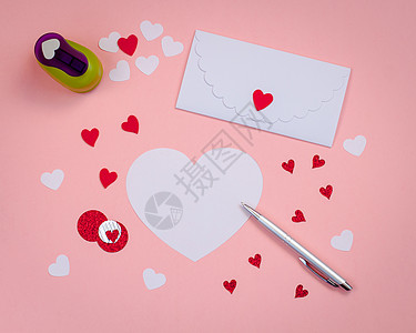 签署手工制作的情人节卡片 轻 银笔 白信封图片