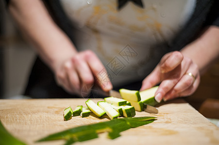 在厨房切菜板上 女人手握着柔和结的戒指 准备晚餐或午餐女士食物蔬菜木板饮食沙拉维生素美食营养宏观图片