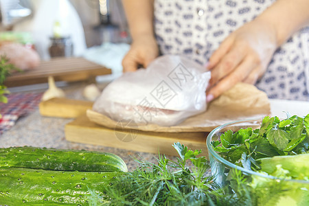 新鲜的绿菜 子 鹦鹉 生菜和黄瓜花园植物树叶香菜厨房场地维生素青菜沙拉女士图片